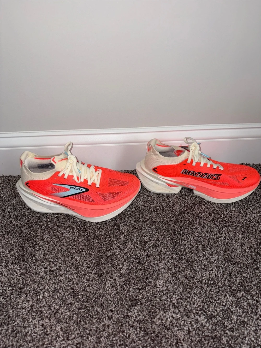 Brooks Hyperion Max 3 - Coral and Cream